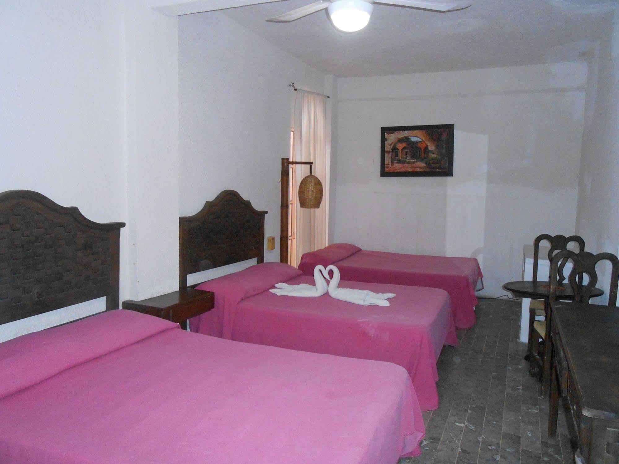 Hotel Corona Zihua Сиуатанехо Экстерьер фото